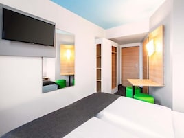 Escritorio, sistema de insonorización, wifi gratis y ropa de cama
