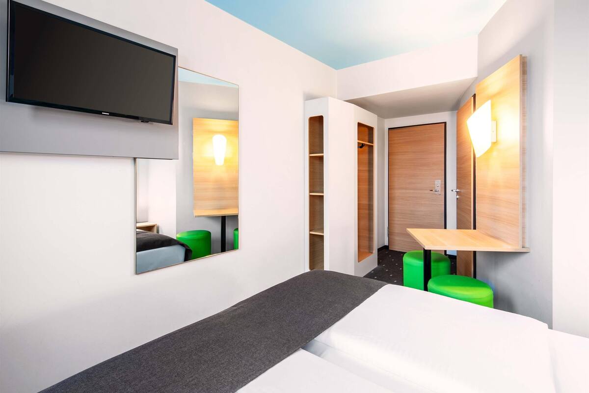 double room | desk, soundproofing, free wifi, bed sheets