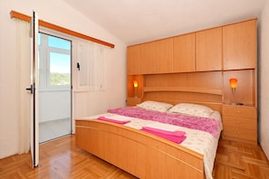 3 عدّة غرف نوم ومكواة/لوح كي وواي فاي مجانًا وملاءات أسرّة