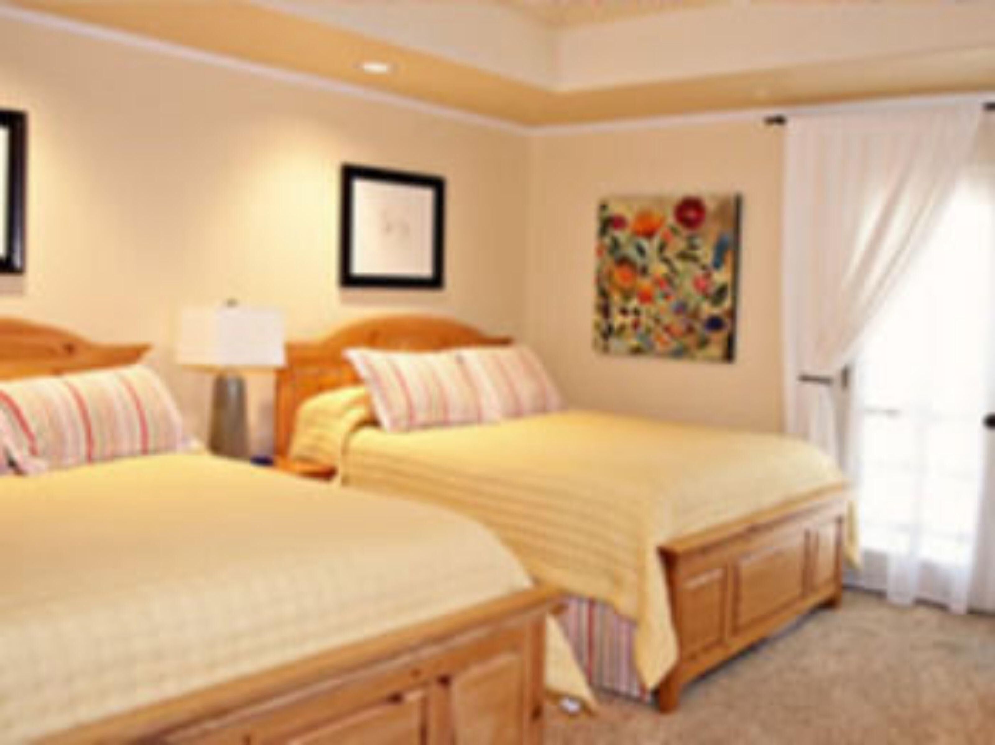 The Big Lazy Room with balcony