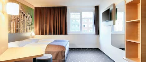 Double Room | Desk, WiFi (free), bed sheets