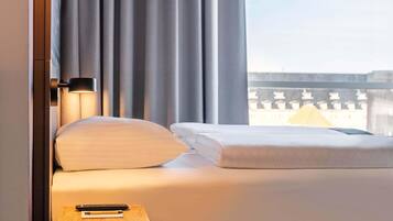 Een bureau, gratis wifi, beddengoed