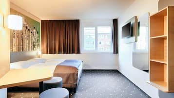 Escritorio, wifi gratis y ropa de cama