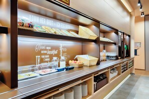 Petit déjeuner buffet (13.9 EUR par personne)