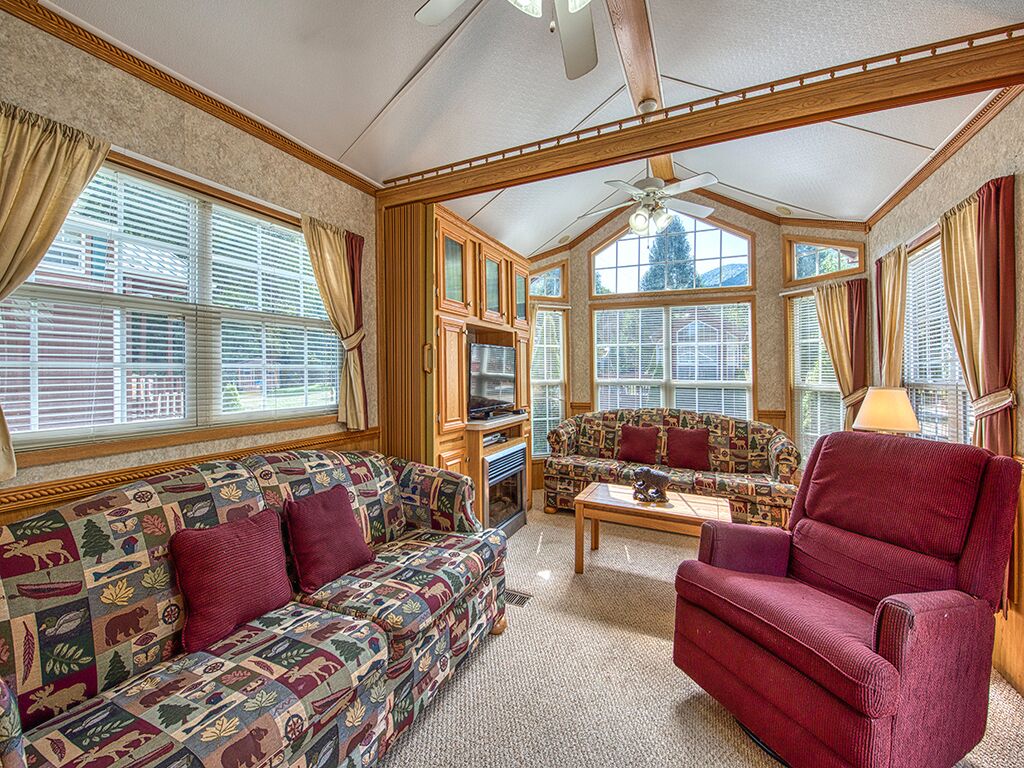 Bear's Den, Tiny Log Cabin (#7) - Once thru the fence, 2nd Cabin on left