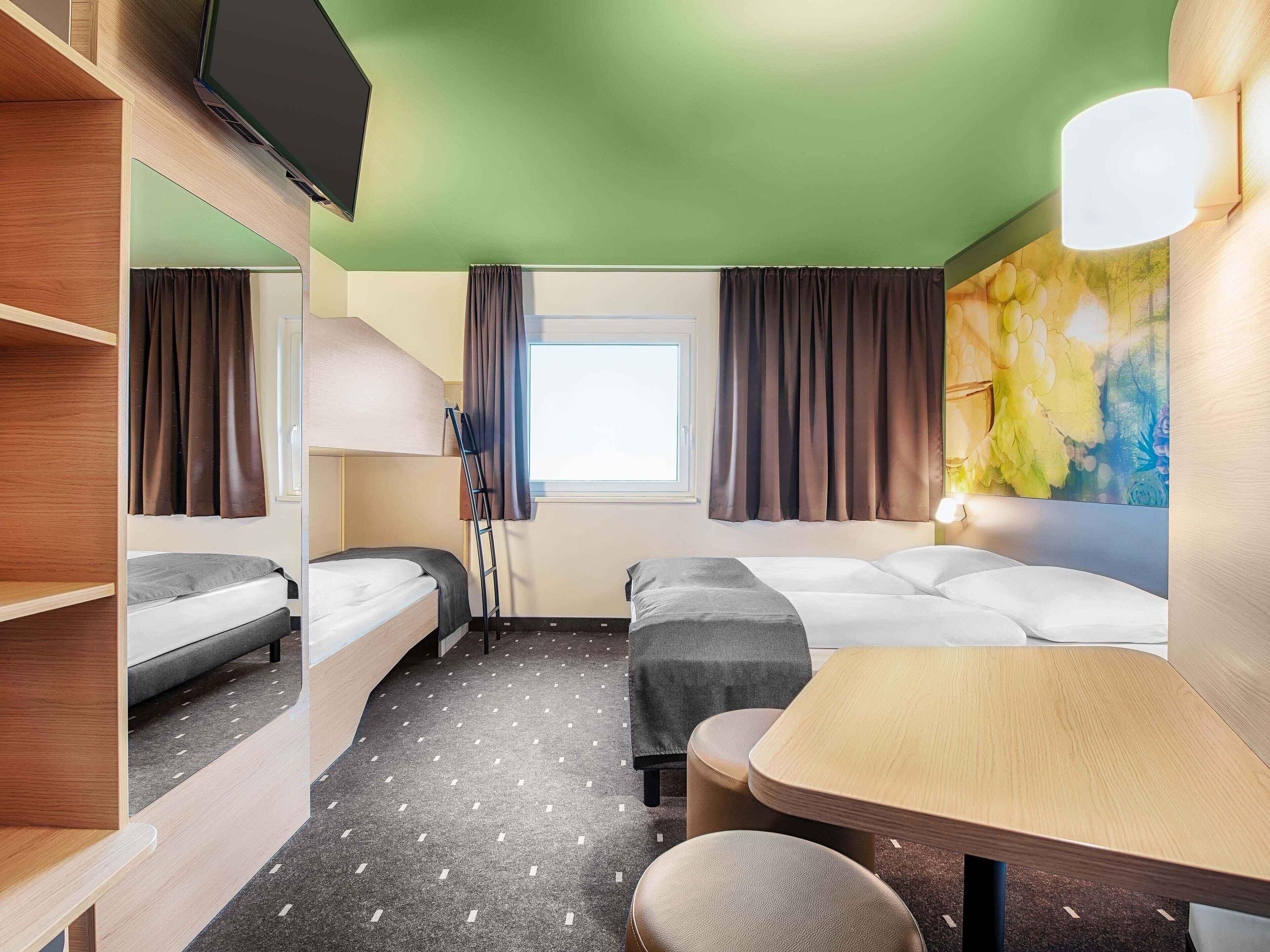 Quadruple Room | Desk, soundproofing, free WiFi, bed sheets