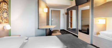Vierpersoonskamer | Een bureau, geluiddichte muren, gratis wifi, beddengoed