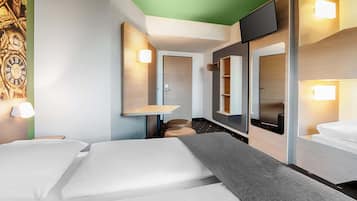 Habitación cuádruple | Escritorio, insonorización, wifi gratis y ropa de cama