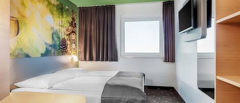 Desk, soundproofing, free WiFi, bed sheets