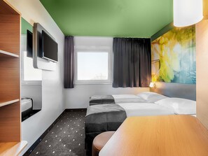 مكتب وتجهيزات عازلة للصوت وواي فاي مجانًا وملاءات أسرّة