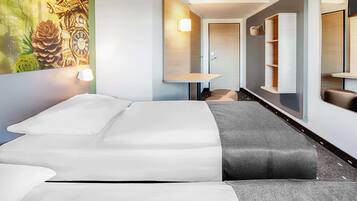 Escritorio, insonorización, wifi gratis y ropa de cama