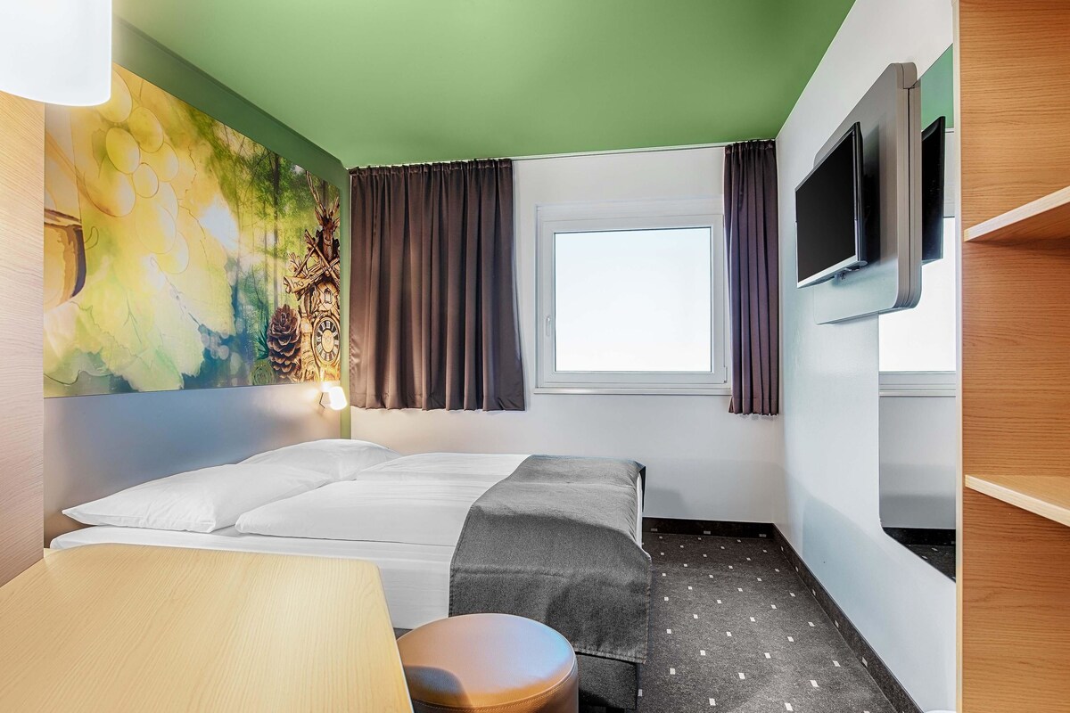 Double Room | Meja, kalis bunyi, Wi-fi percuma, cadar katil 