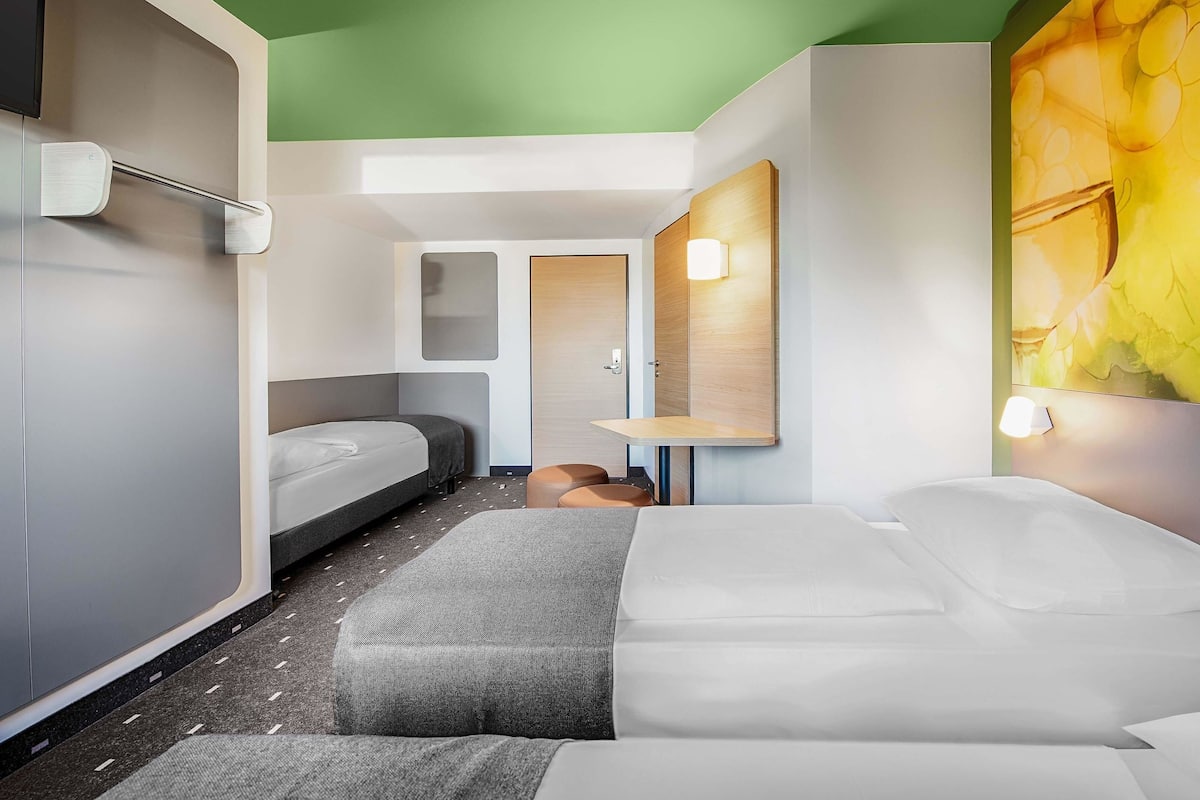 Triple Room | Meja, kalis bunyi, Wi-fi percuma, cadar katil 