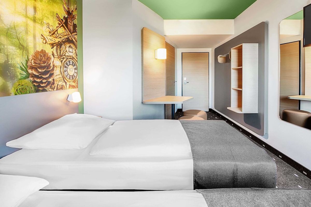 Twin Room | Meja, kalis bunyi, Wi-fi percuma, cadar katil 