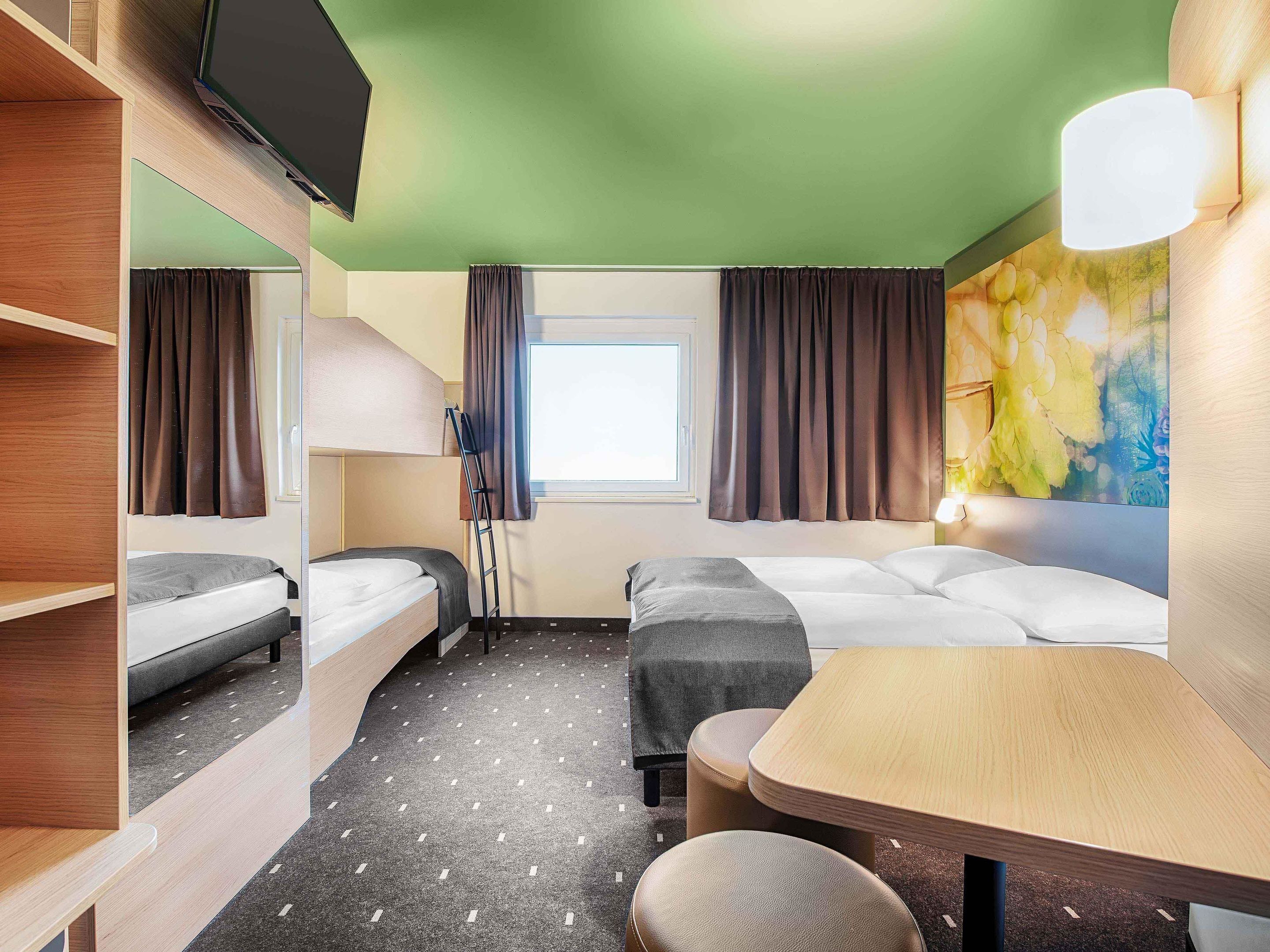 Vierpersoonskamer | Een bureau, geluiddichte muren, gratis wifi, beddengoed