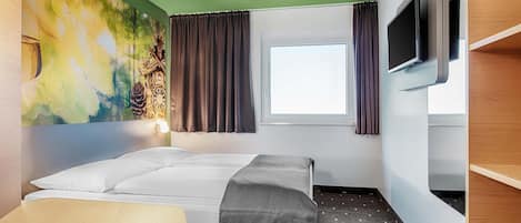 Desk, soundproofing, free WiFi, bed sheets