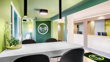 Desk, soundproofing, free WiFi, bed sheets