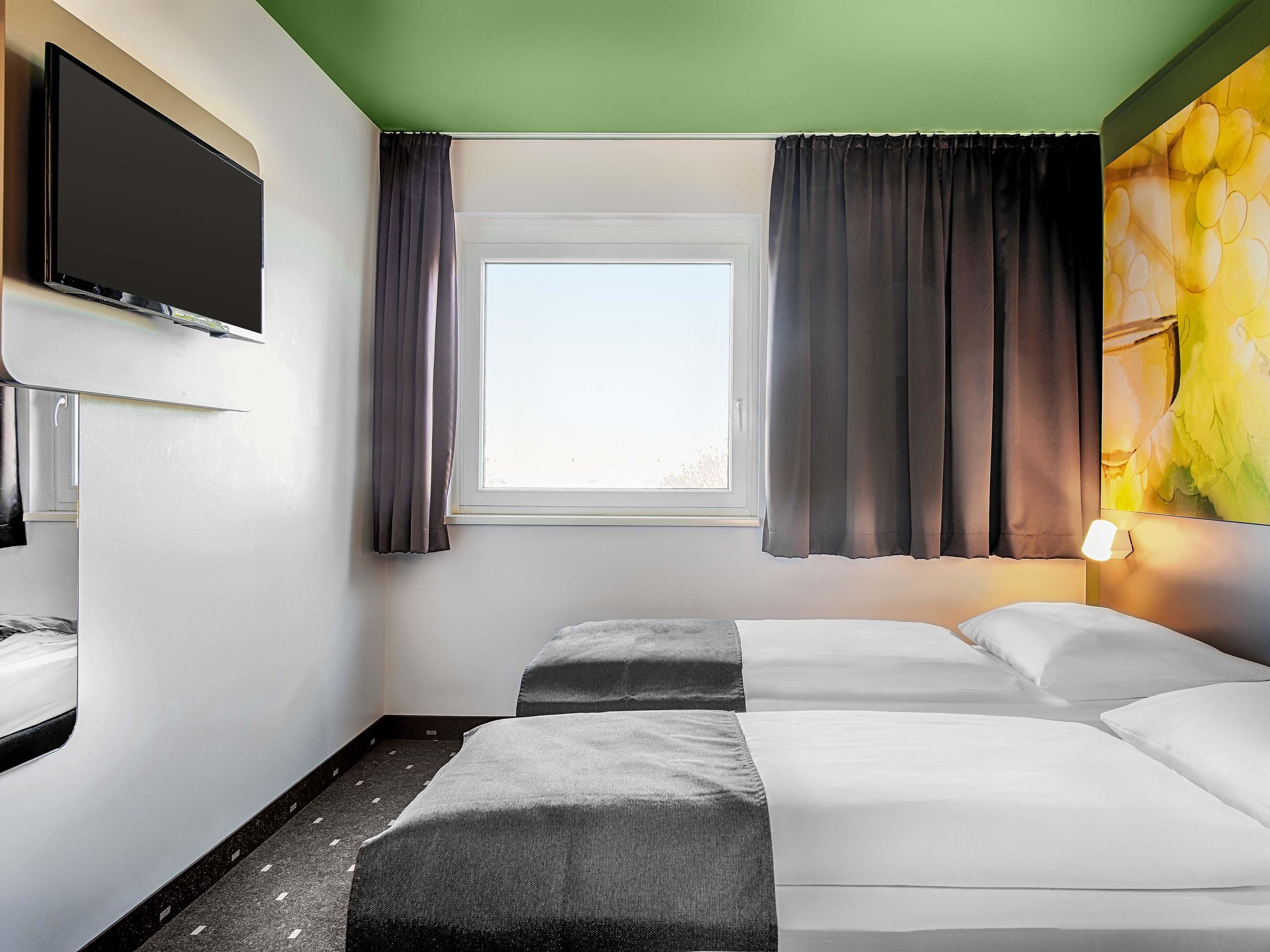 Twin Room | Desk, soundproofing, WiFi (free), bed sheets