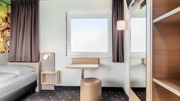 Desk, soundproofing, WiFi (free), bed sheets