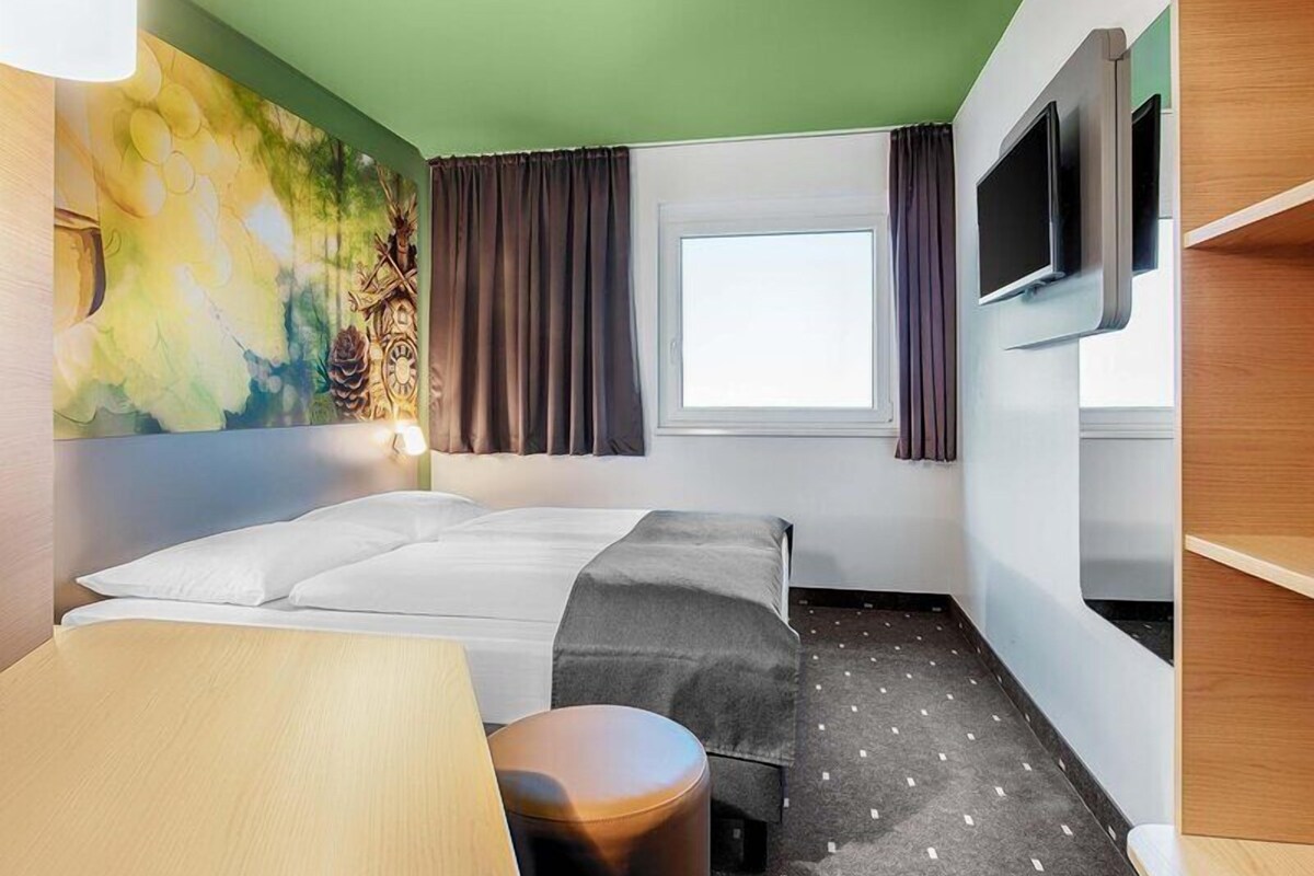 Desk, soundproofing, WiFi (free), bed sheets
