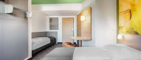 Escritorio, sistema de insonorización, wifi gratis y ropa de cama