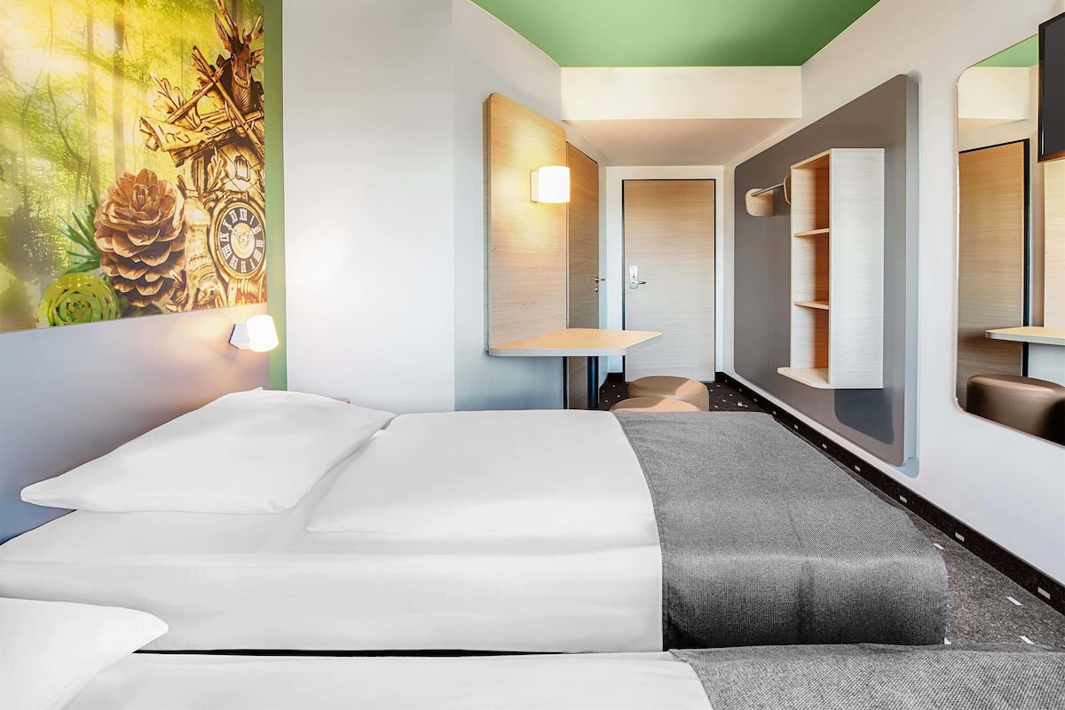 twin room | desk, soundproofing, free wifi, bed sheets