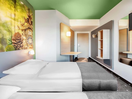 Escritorio, sistema de insonorización, wifi gratis y ropa de cama