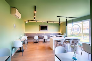 Daily buffet breakfast (EUR 13.9 per person)