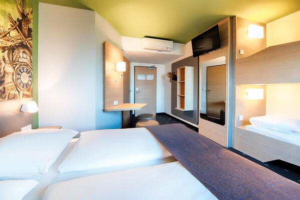Quadruple Room | 1 bedroom, desk, soundproofing, free WiFi