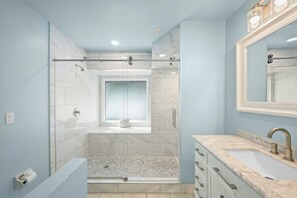 Combined shower/tub, hair dryer, towels
