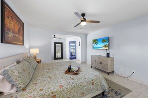 3 bedrooms, iron/ironing board, WiFi, bed sheets - Waterfront Home in Olde Marco | Pool/Kayaks (Marco Island)