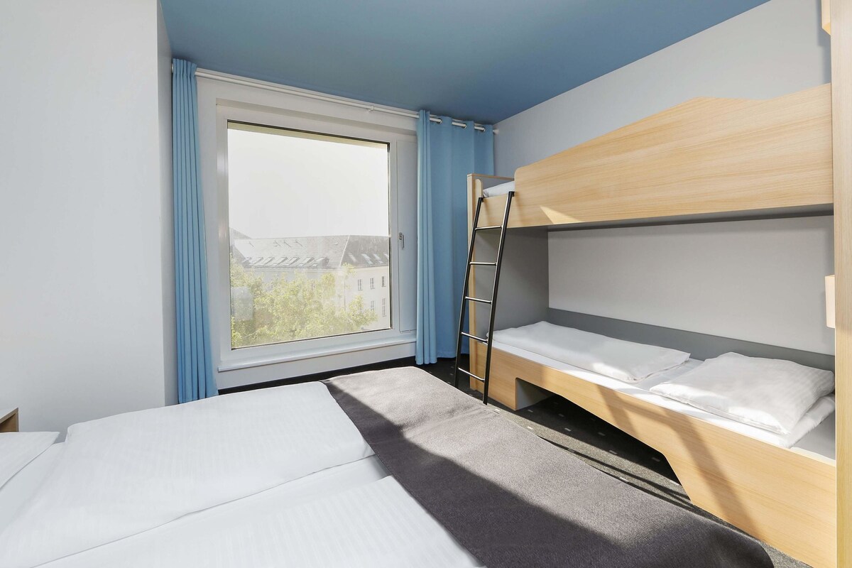 Kamar Quadruple | Meja kerja, kedap suara, Wi-Fi gratis, dan seprai linen