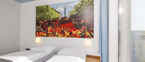 Desk, soundproofing, free WiFi, bed sheets