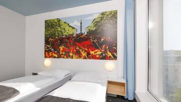 Desk, soundproofing, free WiFi, bed sheets