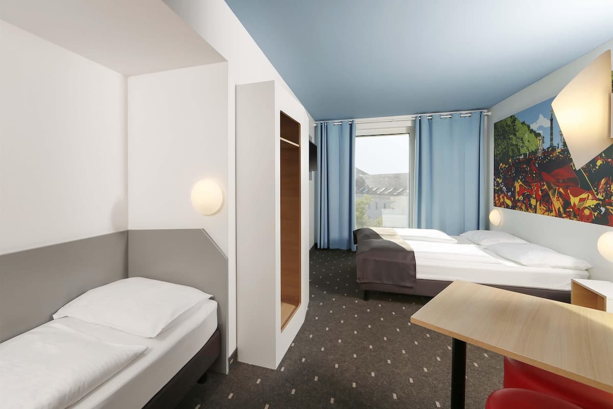Triple Room | Desk, soundproofing, free WiFi, bed sheets