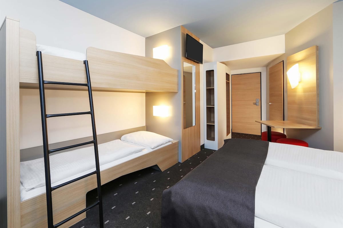 Quadruple Room | Desk, soundproofing, free WiFi, bed sheets