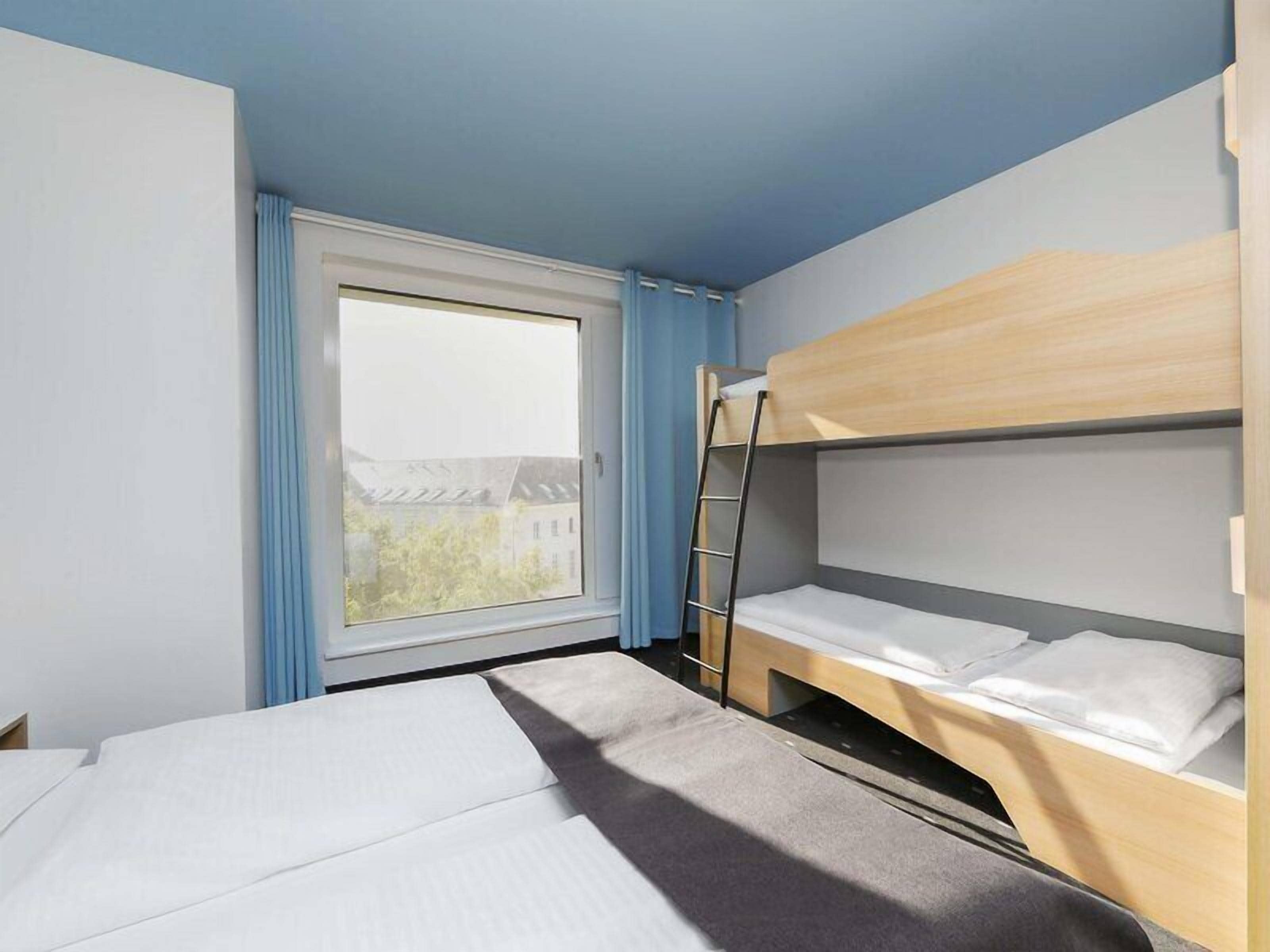 Escritorio, sistema de insonorización, wifi gratis y ropa de cama 