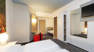 Desk, soundproofing, free WiFi, bed sheets