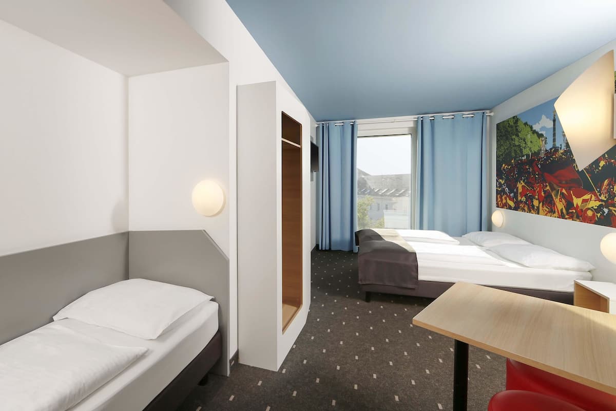 Trippelrum | Skrivbord, ljudisolering, gratis wi-fi och sÀngklÀder