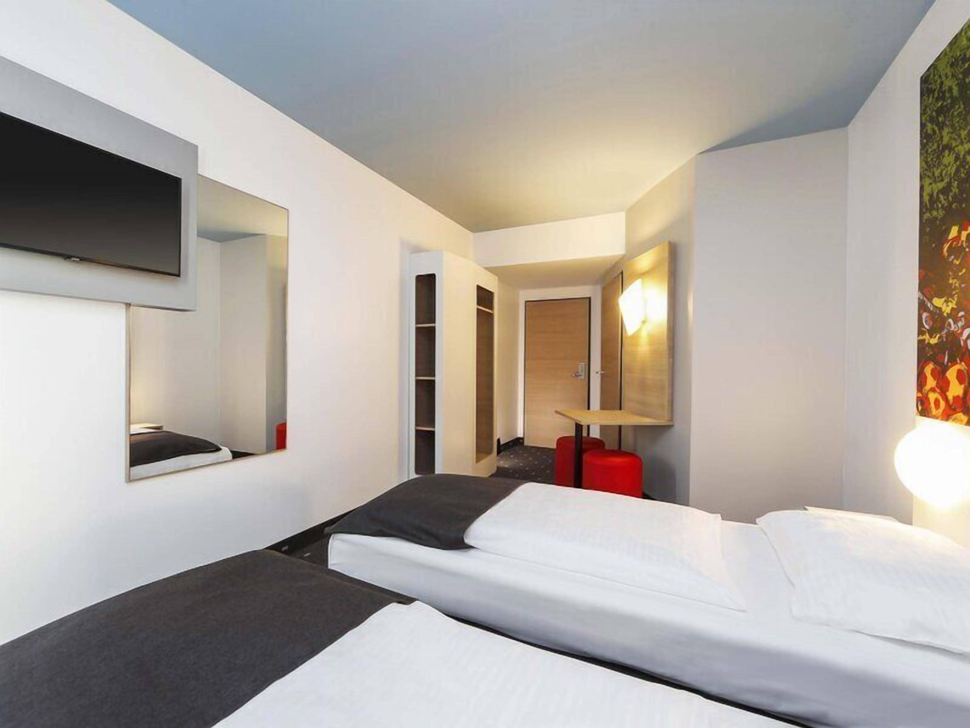 Desk, soundproofing, free WiFi, bed sheets