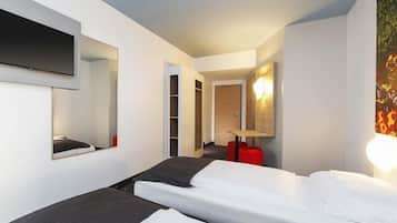Desk, soundproofing, free WiFi, bed sheets