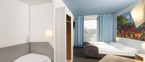Habitación de hotel con dos camas, un escritorio, una silla, un armario y un ventanal grande con cortinas.