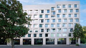 Een modern, meerlaags gebouw met een platte gevel, grote ramen en een receptie.