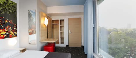 Desk, soundproofing, free WiFi, bed sheets