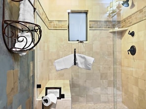 Casa, 3 habitaciones | Baño | Secadora de cabello, toallas, shampoo