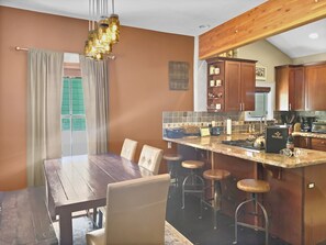 Maison, 3 chambres | Restauration