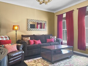 Maison, 3 chambres | Coin séjour | TV connectée