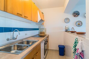 Microwave, oven, dishwasher, coffee/tea maker