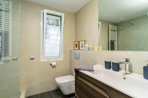 Bathroom - Duplex with mountain and sea views (Begur)