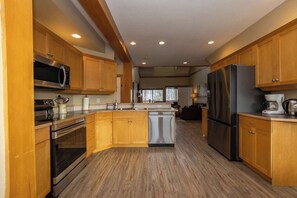 Fridge, microwave, oven, stovetop - The Super Condo by Simply Kimberley | Innovative Lodging at Resort Base (Kimberley)